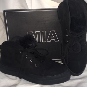 EUC! 10 MIA TILLIE black fur boots sneakers w/box